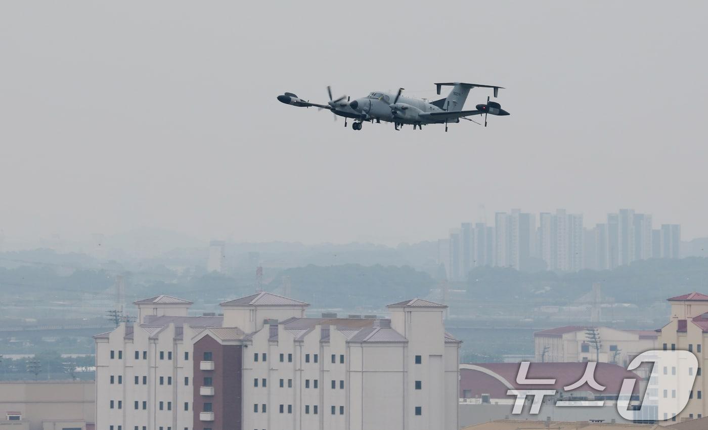  경기 평택시 팽성읍 주한미군기지 캠프 험프리스에 정찰기 RC-12X 가드레일이 이륙하고 있는 모습. 2025.5.23/뉴스1 ⓒ News1 김영운 기자