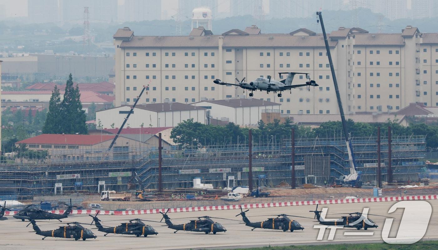  경기 평택시 팽성읍 주한미군기지 캠프 험프리스에 정찰기 RC-12X 가드레일이 이륙하고 있는 모습. 2025.5.23/뉴스1 ⓒ News1 김영운 기자