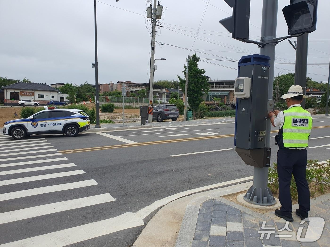 본문 이미지 - 전북 한 경찰관이 장마철을 앞두고 교통안전시설물을 점검하고 있다.(전북경찰청 제공. 재판매 및 DB금지)