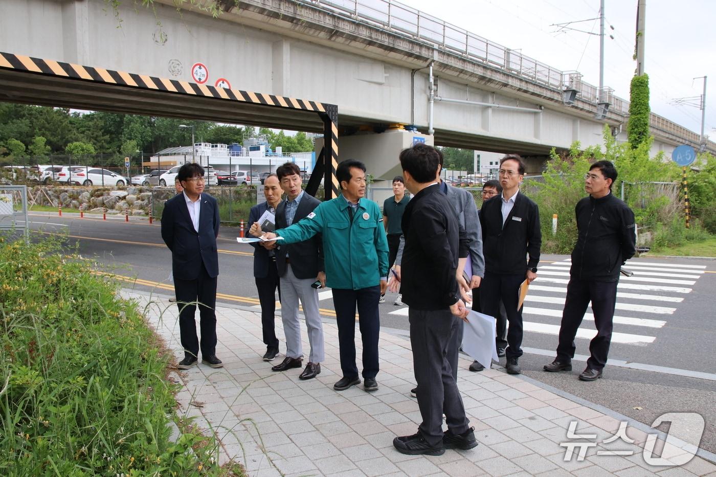 윤종오 진보당 의원(울산 북구)이 22일 안성석 국가철도공단 영남본부장 등 관계자들과 만나 울산 북구 명촌공영차고지 주차시설 확대를 협의했다.(윤종오 의원실 제공. 재판매 및 DB 금지)/뉴스1