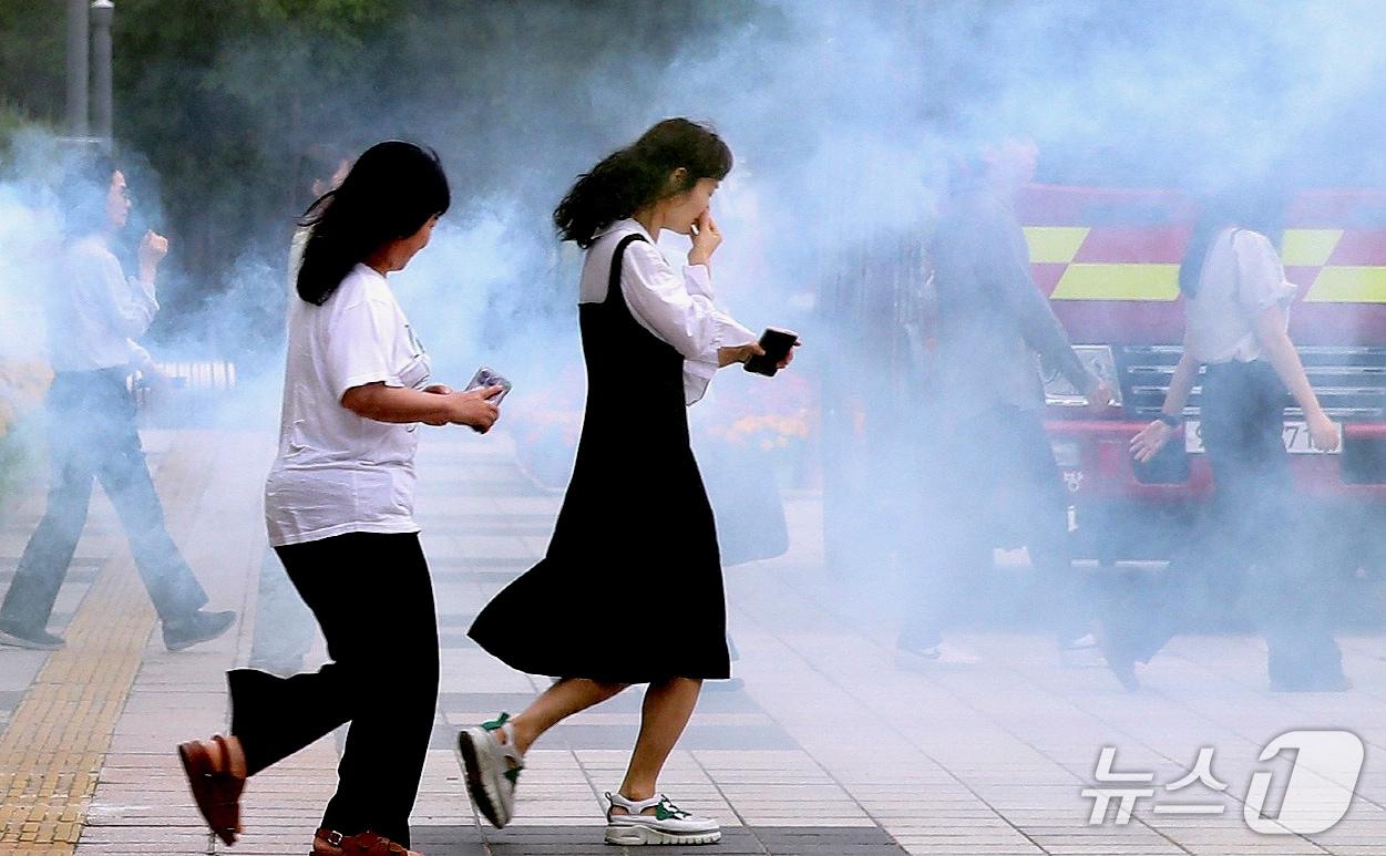 본문 이미지 - 대전 서구(구청장 서철모)는 지난 22일 서구청 광장에서 샘머리 119안전센터와 함께 전 직원 대상 합동 소방 훈련을 진행했다. (대전서구청 제공.재판매 및 DB금지)2025.5.23/뉴스1