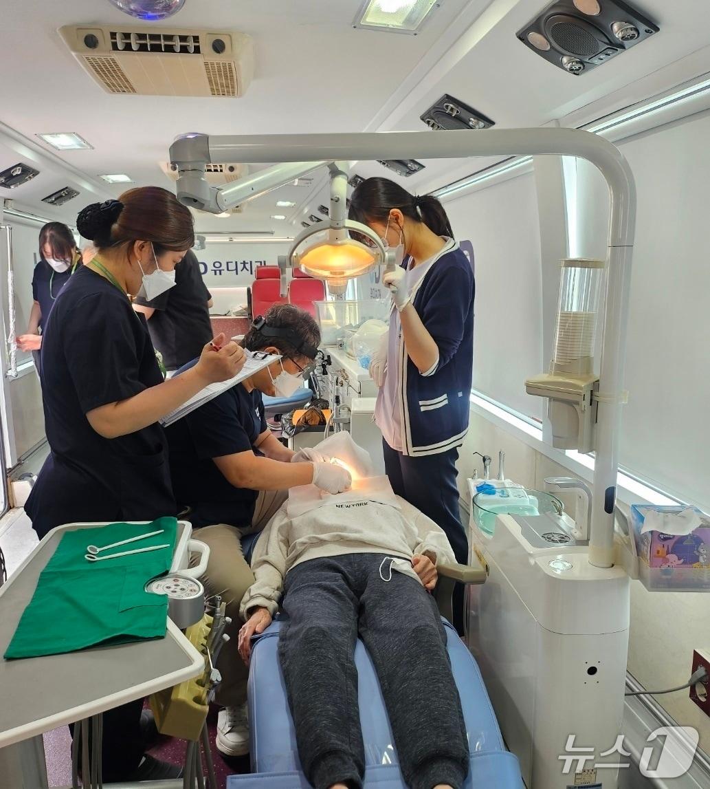 본문 이미지 - 23일 전주보훈요양원이 유디치과와 함께 구강검진 및 예방진료 의료봉사 행사를 진행했다.(전주보훈요양원 제공. 재판매 및 DB금지(/뉴스1  