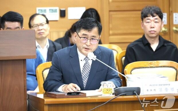 본문 이미지 - 김종범 전주푸드통합지원센터장 후보자가 23일 전주시의회에서 열린 인사청문회에서 위원들의 질문에 답하고 있다.&#40;전주시의회 제공, 재판매 및 DB 금지&#41;/뉴스1