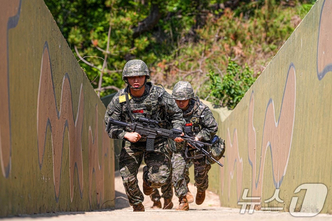  해병대 연평부대 장병들이 합동도서방어훈련 간 사거리전투를 위해 전투배치를 하고 있다. (해병대사령부 제공. 재판매 및 DB 금지) 2025.5.23/뉴스1