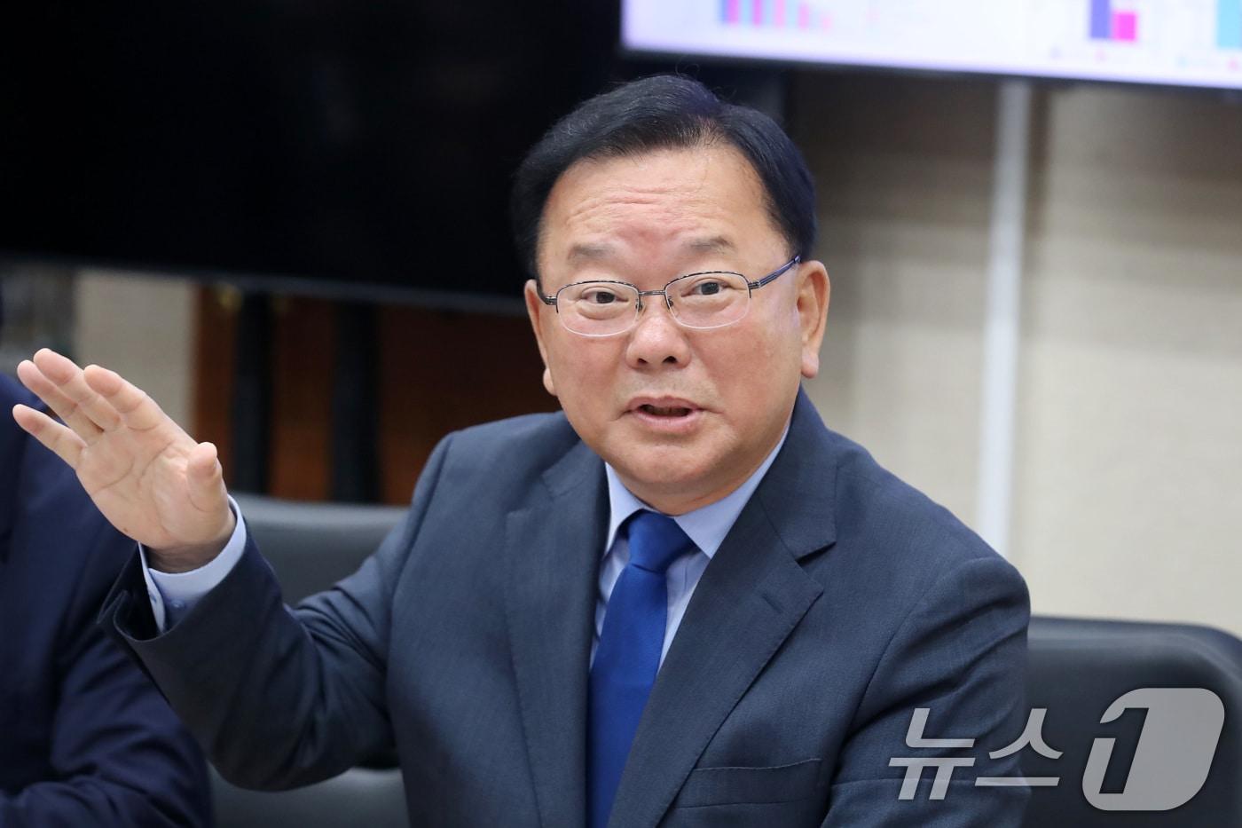 본문 이미지 - 지난해 5월 김부겸 당시 더불어민주당 중앙당 총괄선대위원장이 대구 중구 경북대학교병원을 찾아 지역 대학병원장 및 대구의사회장과 가진 간담회에서 발언하고 있다. (사진은 기사 내용과 무관함) 2025.5.23 ⓒ 뉴스1 공정식 기자