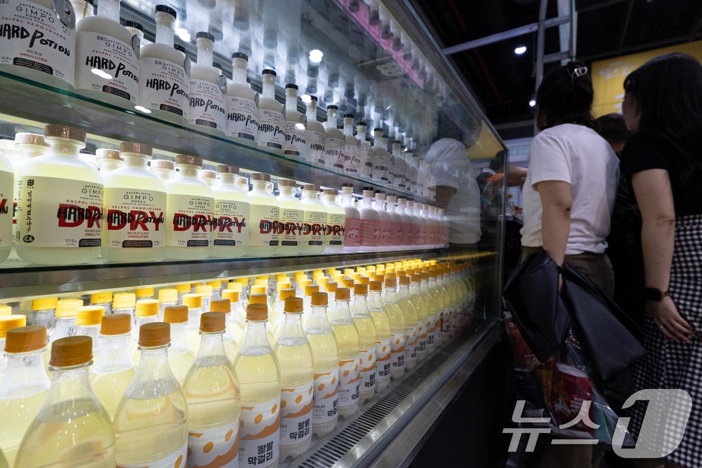 &#39;2025 대한민국 막걸리엑스포&#39;에 막걸리 제품들이 진열돼 있다. /뉴스1 ⓒ News1 이승배 기자