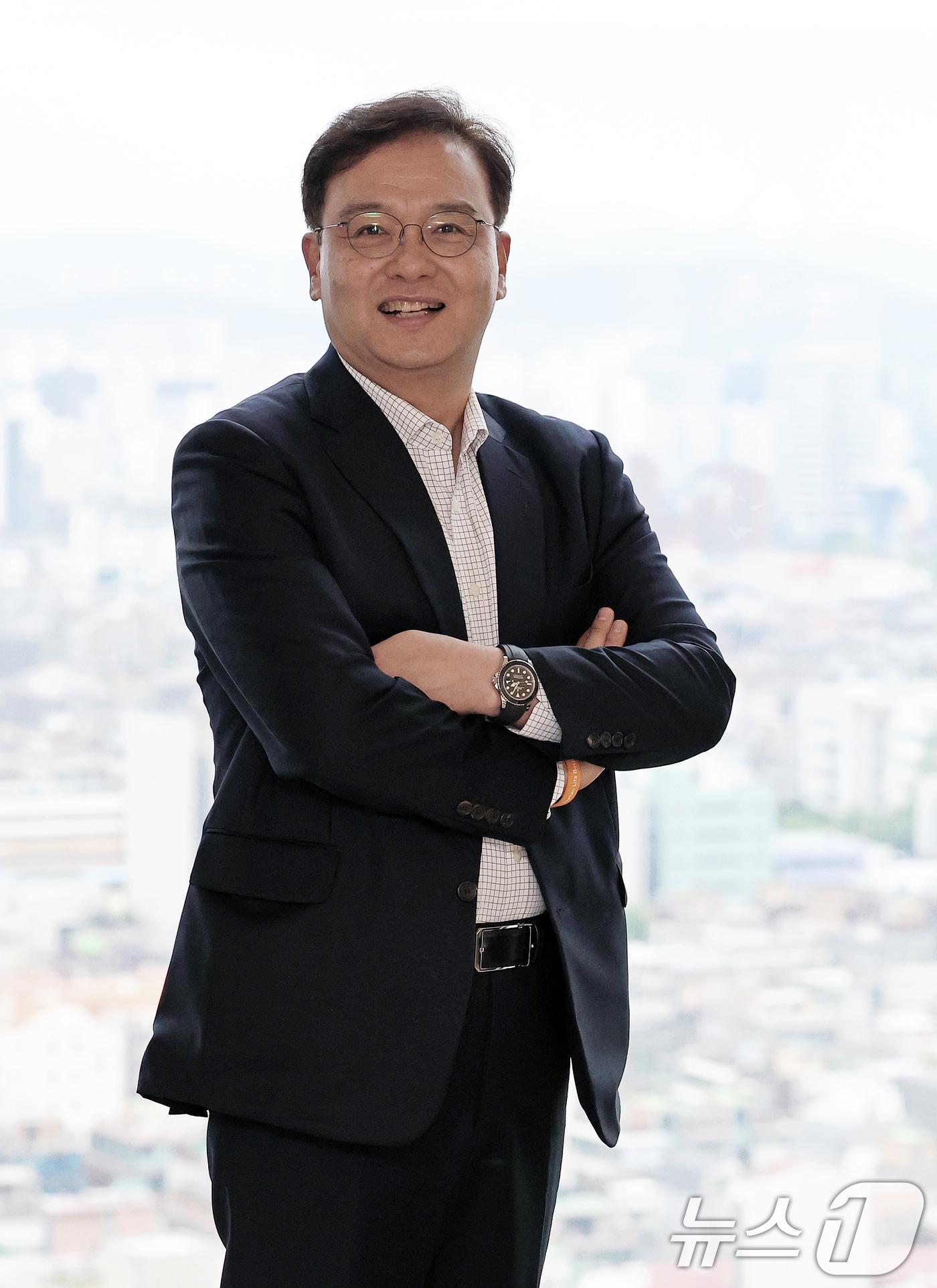 본문 이미지 - 안기홍 HLB테라퓨틱스 대표가 23일 오후 서울 송파구 소피텔 앰배서더 호텔에서 열린 뉴스1과의 인터뷰에 앞서 포즈를 취히고 있다. 2025.5.23/뉴스1 ⓒ News1 오대일기자