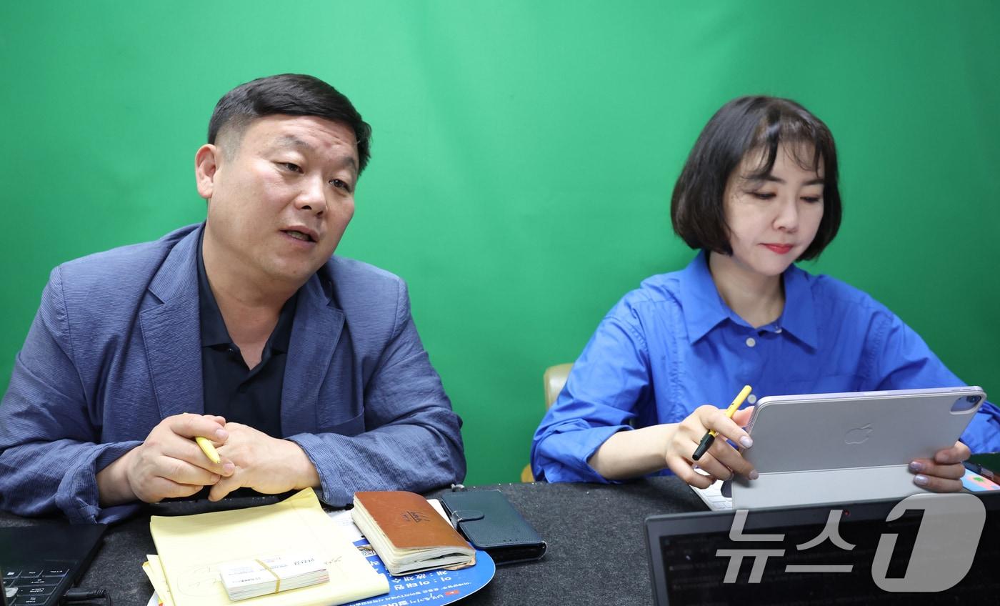 안진걸 민생경제연구소장(왼쪽). 오른쪽은 임세은 전 청와대 부대변인 .  ⓒ News1 김명섭 기자