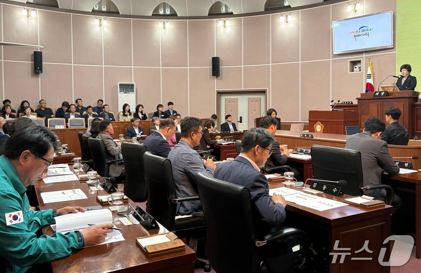 본문 이미지 - 23일 경남 거제시의회 제254회 임시회 본회의에서 '거제시 민생회복지원금 지원 조례안'을 안건으로 상정하라는 요구를 담은 의사일정 변경안 논의가 이뤄지고 있다. 해당 변경안은 찬성 7표, 반대 6표, 기권 3표로 부결됐다.2025.05.23/뉴스1 강미영기자