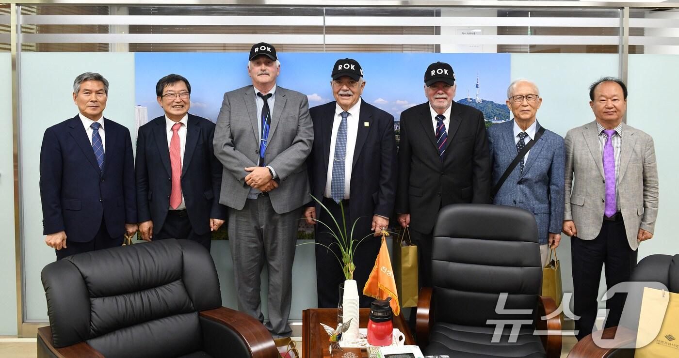 본문 이미지 - 전쟁기념사업회는 6·25전쟁 당시 미 공군의 전쟁 영웅인 故 딘 헤스 미 공군 대령의 유족인 로렌스, 에드워드, 로날드 헤스씨가 23일 전쟁기념관을 방문했다고 밝혔다. 정경두 前 국방부장관(왼쪽부터), 백승주 전쟁기념사업회장, 로날드 헤스, 에드워드 헤스, 로렌스 헤스, 김재창 한미안보연구회 명예회장, 홍성표 한국군사문제연구원 국방정책실장이 기념 촬영을 하고 있다. (전쟁기념사업회 제공. 재판매 및 DB 금지) 2025.5.23/뉴스1