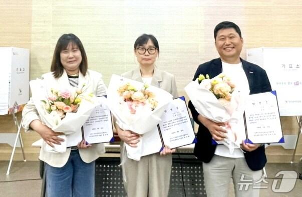 본문 이미지 - 23일 전주시학교운영위원장협의회 신임 회장에 윤미연씨(사진 가운데)가 선출됐다.(전주시학교운영원장협의회 제공, 재판매 및 DB 금지)/뉴스1