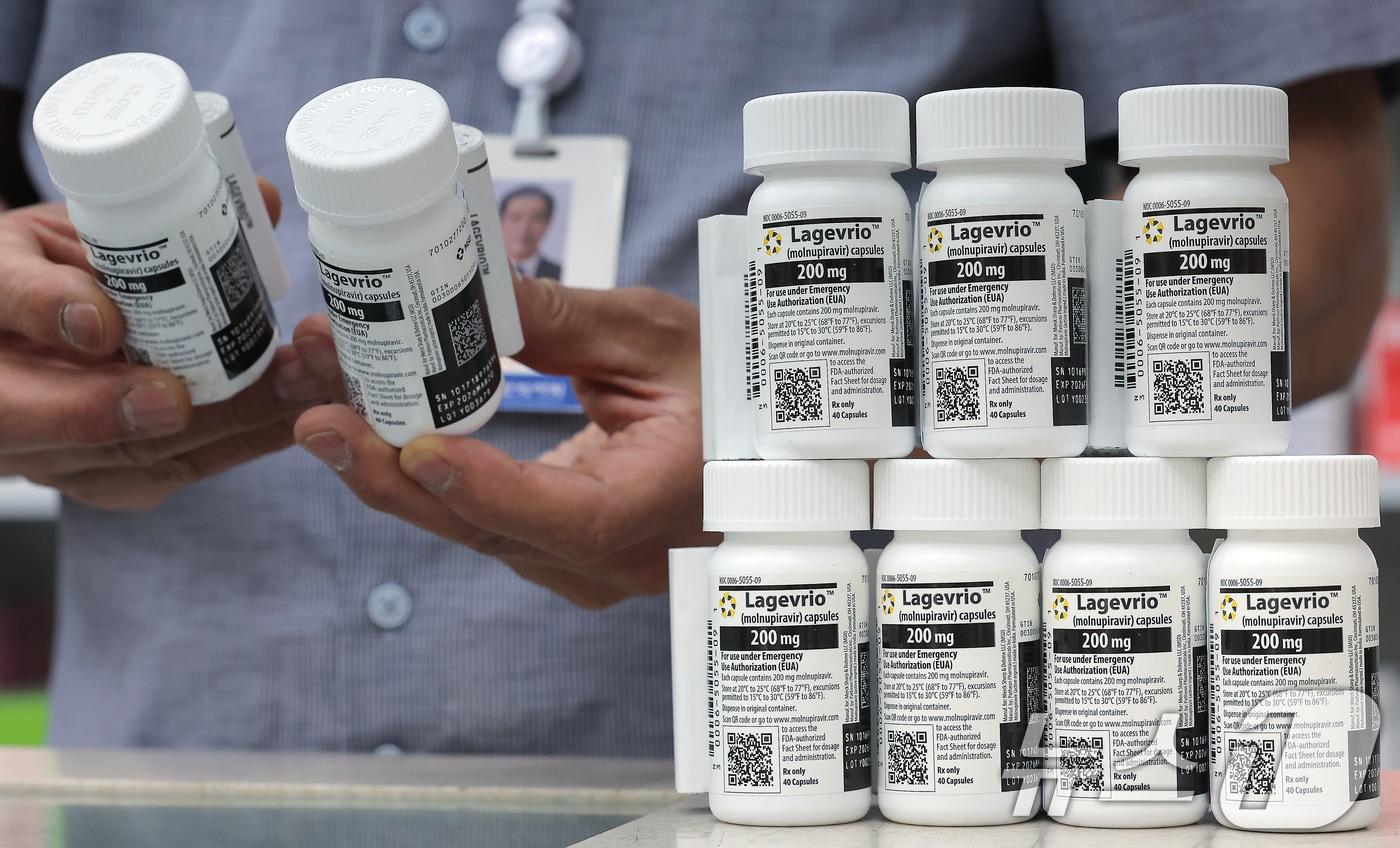 홍콩·대만·싱가포르 등 주변 국가에서 코로나19 환자가 증가하는 가운데 23일 오후 서울 종로구 코로나19 치료제 지정약국인 종로 열린약국에서 약국장이 코로나19 치료제 중 하나인 라게브리오를 정리하고 있다. 2025.5.23/뉴스1 ⓒ News1 박정호 기자