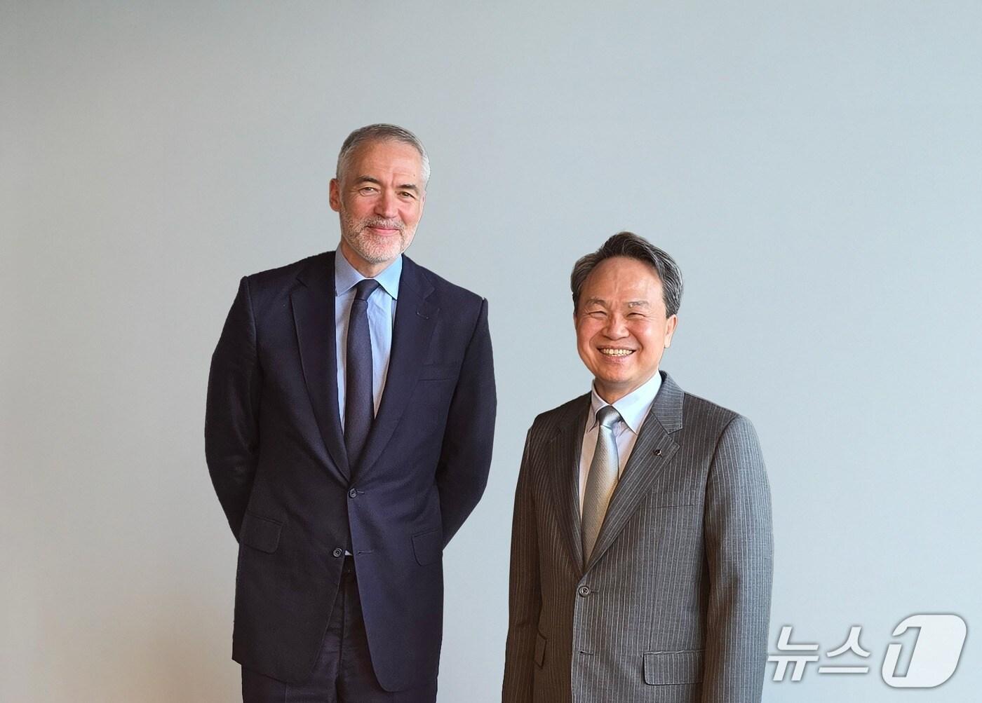 본문 이미지 - 지난 20일 런던에서 진옥동 신한금융그룹 회장과 앤써니 굿맨 골드만삭스 인터내셔널 공동대표가 면담 후 기념촬영을 하고 있다.(신한금융 제공)