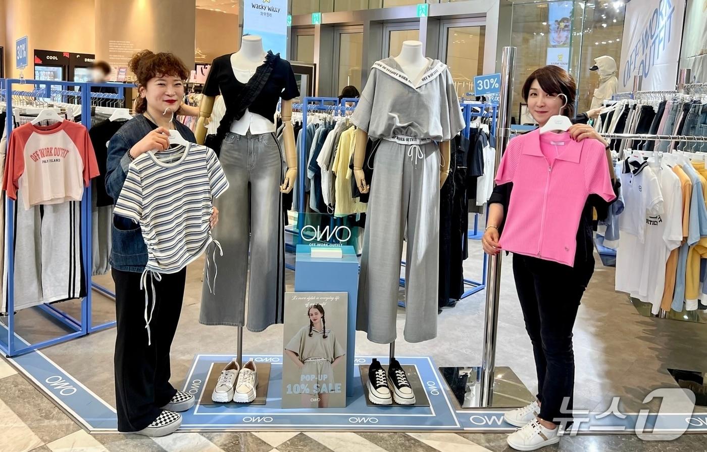 신세계백화점 센텀시티 관계자들이 OWO의 제품을 소개하고 있다.(신세계 센텀시티 제공. 재판매 및 DB 금지)