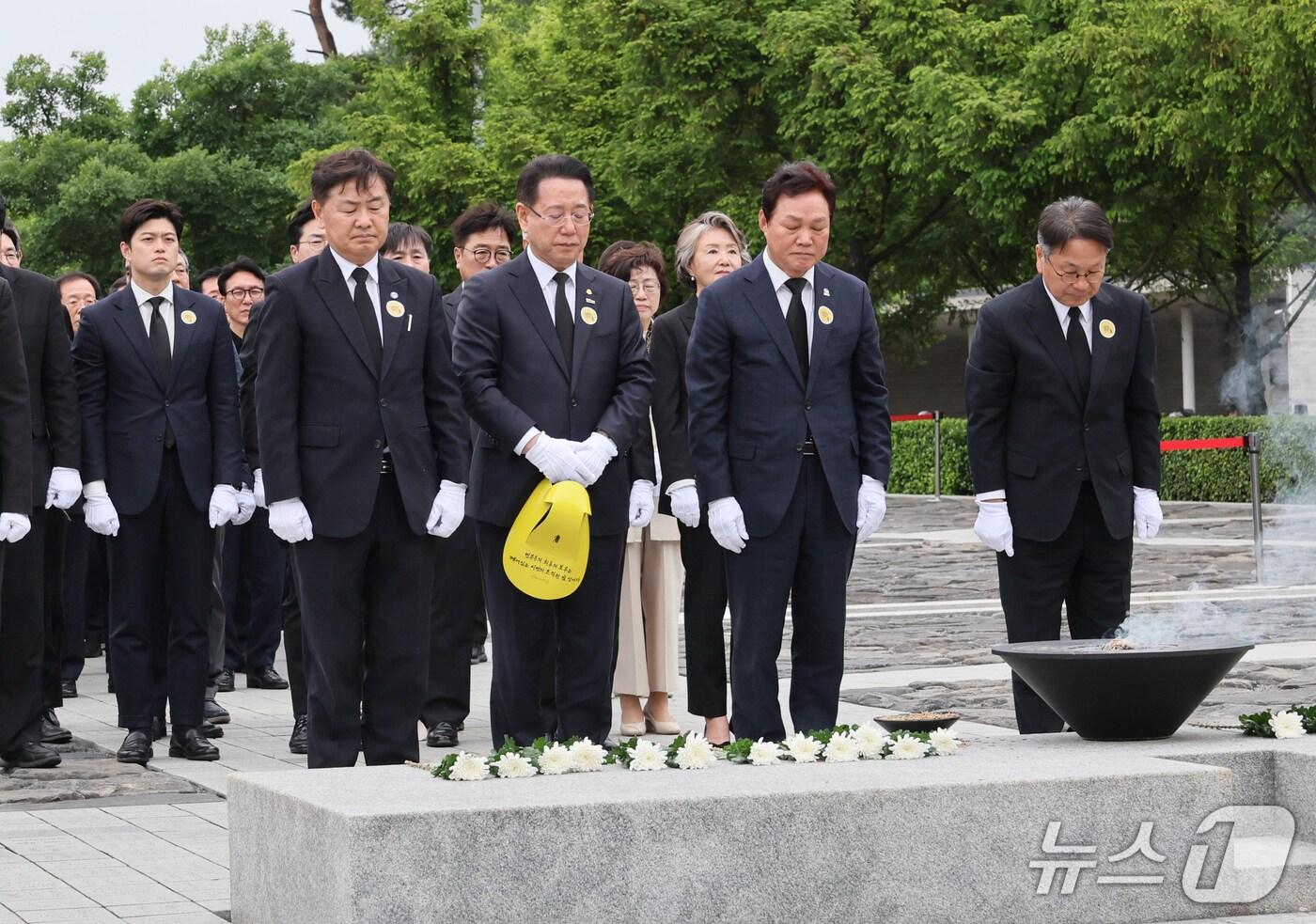 23일 김관영 전북자치도지사가 고&#40;故&#41; 노무현 전 대통령 서거 16주기를 맞아 경남 김해시 봉하마을을 찾아 고인을 추모하고 있다.&#40;전북자치도 제공. 재판매 및 DB금지&#41;/뉴스1 