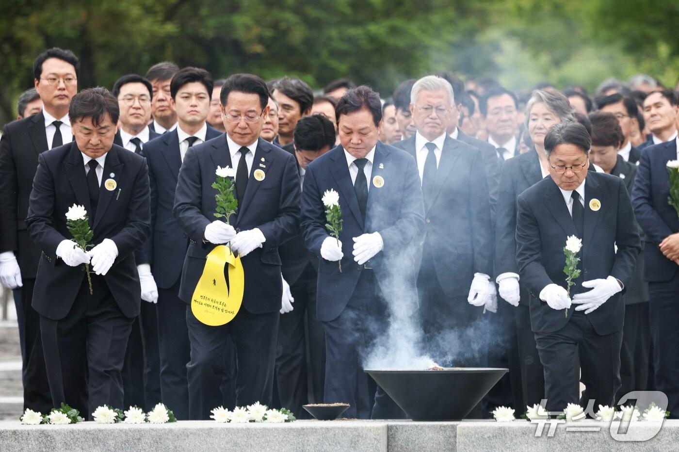 박완수 경남지사&#40;맨 앞줄 왼쪽에서 세번째&#41;가 23일 경남 김해 봉하마을에서 열린 고&#40;故&#41; 노무현 전 대통령 서거 16주기 추도식에서 노 전 대통령 묘역에 헌화하고 있다.&#40;경남도 제공. 재판매 및 DB금지&#41;