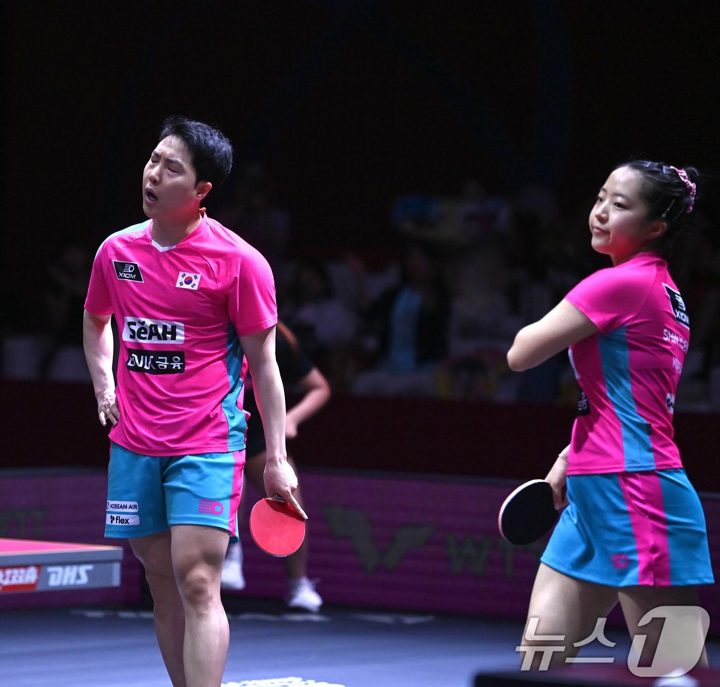본문 이미지 - 임종훈과 신유빈이 23일&#40;현지시간&#41; 카타르 도하 루사일 아레나에서 열린 2025 국제탁구연맹&#40;ITTF&#41; 세계선수권대회 혼합복식 4강 중국 쑨잉사, 왕추친과의 경기에서 실점 후 아쉬워하고 있다. 2025.5.23/뉴스1 ⓒ News1 사진공동취재단