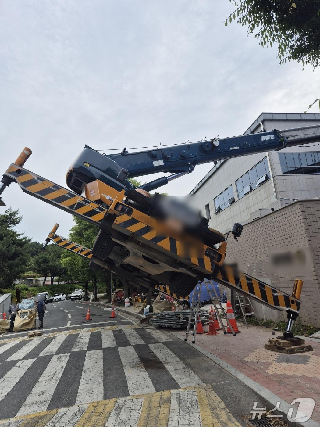 본문 이미지 - 23일 오후 1시30분쯤 부산시 기장군 정관읍 한 증축공사 현장에서 50톤 크레인이 한쪽으로 쏠려 넘어졌다. 사진은 사고 현장 모습(부산경찰청 제공. 재판매 및 DB금지)