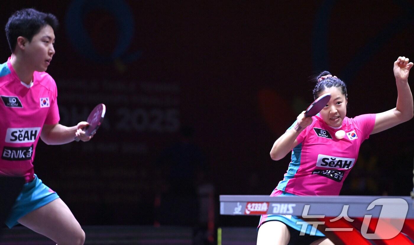 임종훈과 신유빈이 23일&#40;현지시간&#41; 카타르 도하 루사일 아레나에서 열린 2025 국제탁구연맹&#40;ITTF&#41; 세계선수권대회 혼합복식 4강에서 중국 쑨잉사, 왕추친과 경기를 펼치고 있다. 2025.5.23/뉴스1 ⓒ News1 사진공동취재단
