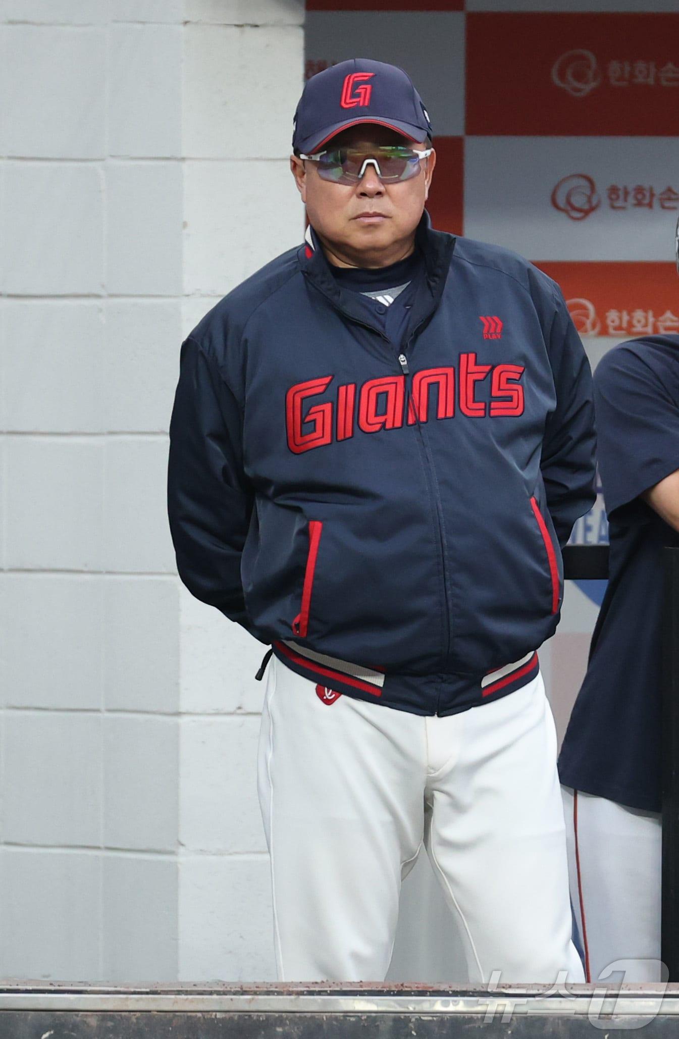 본문 이미지 - 23일 대전 한화생명볼파크에서 열린 '2025 신한 SOL 뱅크 KBO리그' 프로야구 한화 이글스와 롯데 자이언츠 경기에서 롯데 김태형 감독이 경기를 보고 있다. 2025.5.23/뉴스1 ⓒ News1 김기남 기자