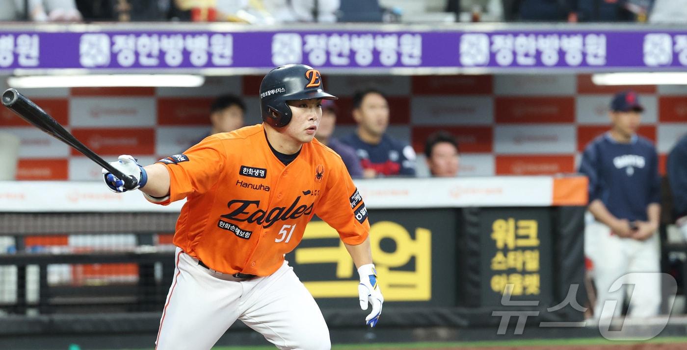 23일 대전 한화생명볼파크에서 열린 &#39;2025 신한 SOL 뱅크 KBO리그&#39; 프로야구 한화 이글스와 롯데 자이언츠 경기에서 한화 문현빈이 타격하고 잇다. 2025.5.23/뉴스1 ⓒ News1 김기남 기자