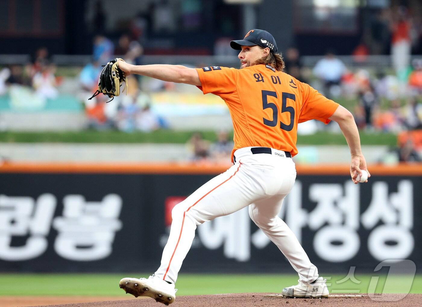 본문 이미지 - 23일 대전 한화생명볼파크에서 열린 &#39;2025 신한 SOL 뱅크 KBO리그&#39; 프로야구 한화 이글스와 롯데 자이언츠 경기에서 한화 선발 와이스가 투구하고 있다. 2025.5.23/뉴스1 ⓒ News1 김기남 기자