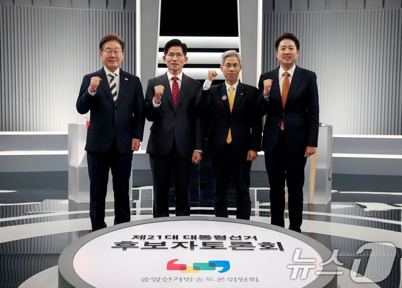 본문 이미지 - 이재명 더불어민주당(왼쪽부터), 김문수 국민의힘, 권영국 민주노동당, 이준석 개혁신당 대통령 후보가 23일 서울 영등포구 KBS본관 스튜디오에서 중앙선거방송토론위원회 주관 제21대 대통령선거 2차 후보자 토론회 시작에 앞서 기념 촬영을 하고 있다. 2025.5.23/뉴스1 ⓒ News1 국회사진기자단