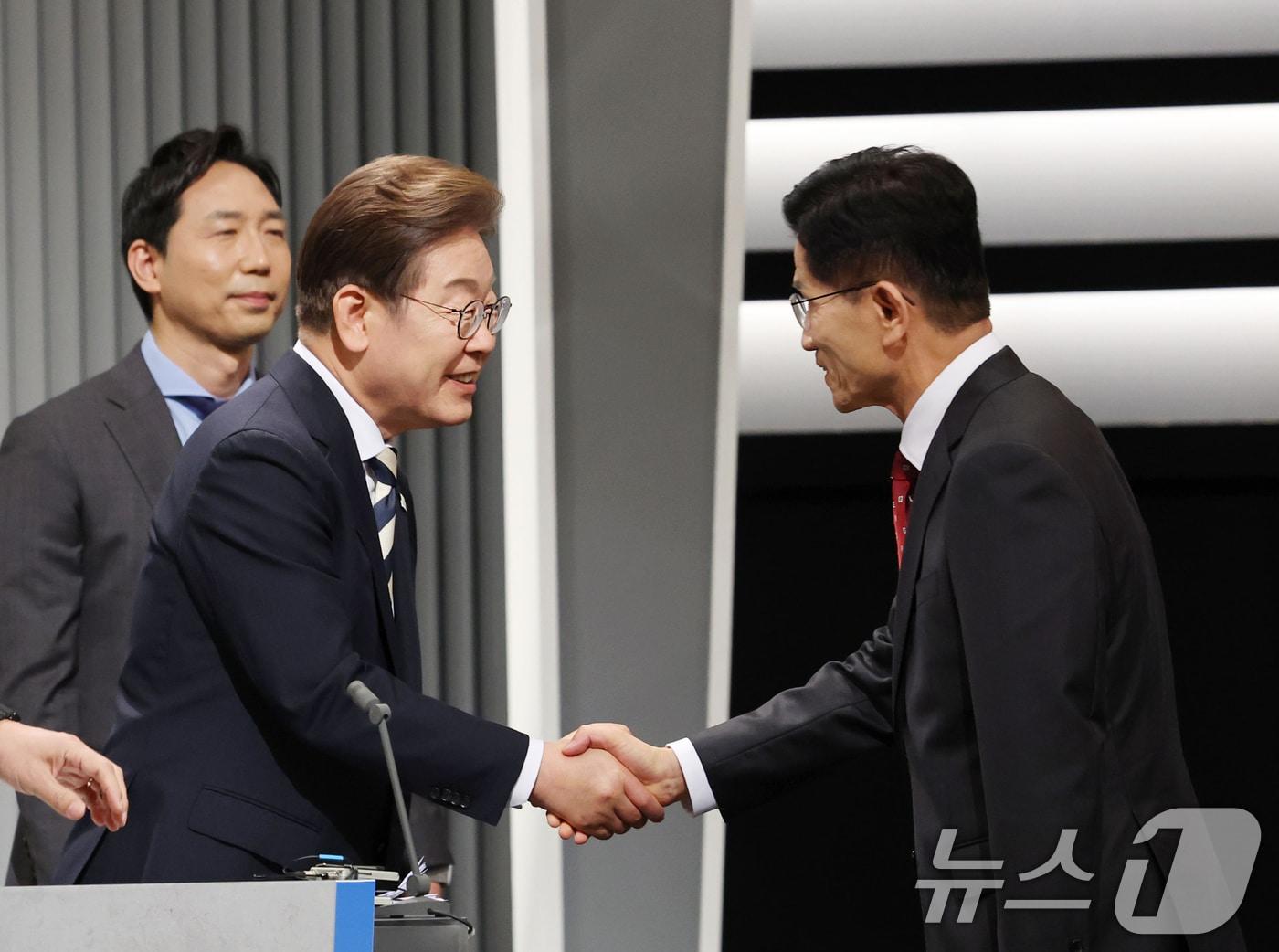 본문 이미지 - 이재명 더불어민주당(왼쪽), 김문수 국민의힘 대통령 후보가 23일 서울 영등포구 KBS본관 스튜디오에서 중앙선거방송토론위원회 주관 제21대 대통령선거 2차 후보자 토론회 시작에 앞서 악수하고 있다. 2025.5.23/뉴스1 ⓒ News1 국회사진기자단