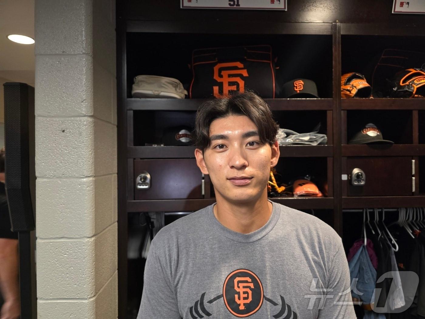 본문 이미지 - 23일(현지시간) 미국 메이저리그 베이스볼(MLB) 샌프란시스코 자이언츠 중견수 이정후(26세) 선수가 워싱턴 내셔널스 원정팀 락커룸에서 한국 취재진과 인터뷰 후 사진 촬영을 하고 있다. 이정후 선수는 "지난 두 시즌은 부상으로 모두 소화하지 못했다＂면서 ＂부상 없이 시즌을 마치는 것이 목표＂라고 말했다. ⓒ News1 류정민 특파원