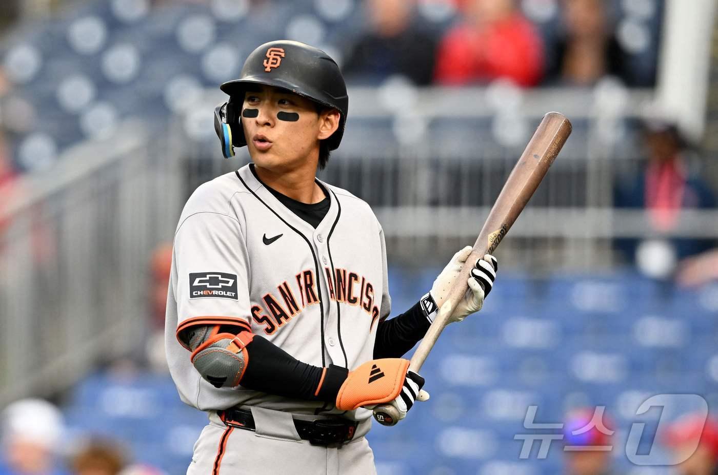 샌프란시스코 자이언츠 이정후가 8일(한국시간) 열린 2025 메이저리그 애틀랜타 브레이브스전에서 등 통증 때문에 결장했다. ⓒ AFP=뉴스1