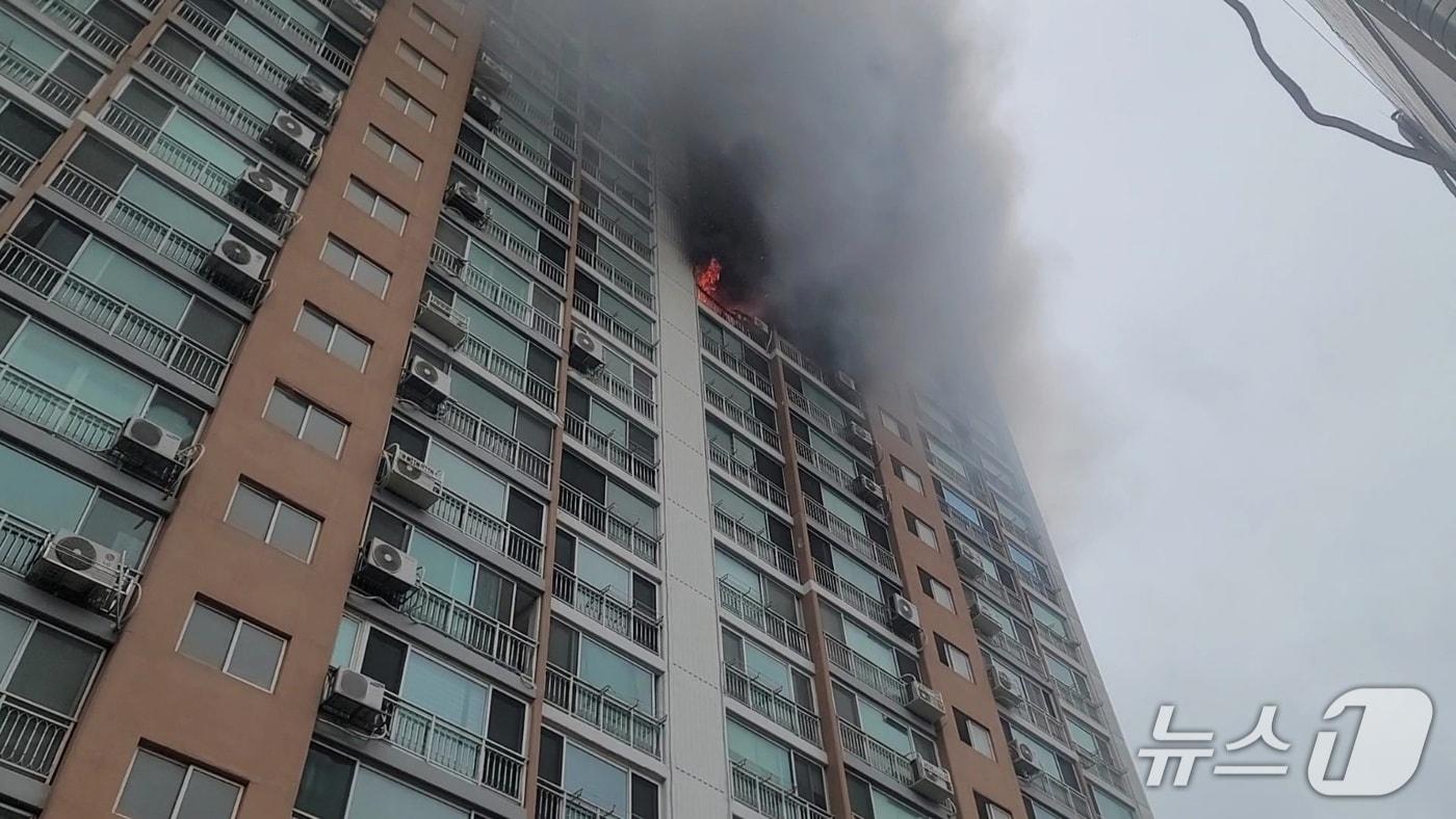 24일 오전 부산 해운대구 반여동 아파트 화재 현장.(부산소방재난본부 제공. 재판매 및 DB 금지)