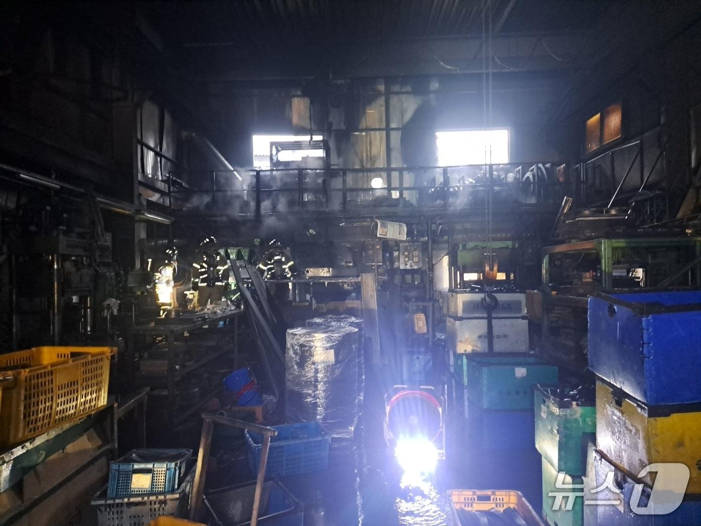 본문 이미지 - 24일 오전 부산 사상구 학장동 공장 화재 현장.(부산소방재난본부 제공. 재판매 및 DB 금지)