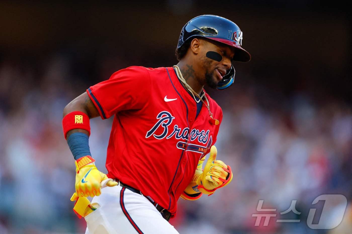본문 이미지 - 로날드 아쿠냐 주니어(애틀랜타 브레이브스)가 24일(한국시간) 열린 2025 메이저리그 샌디에이고 파드리스와의 경기에서 1회말 홈런을 때린 뒤 그라운드를 돌고 있다. ⓒ AFP=뉴스1