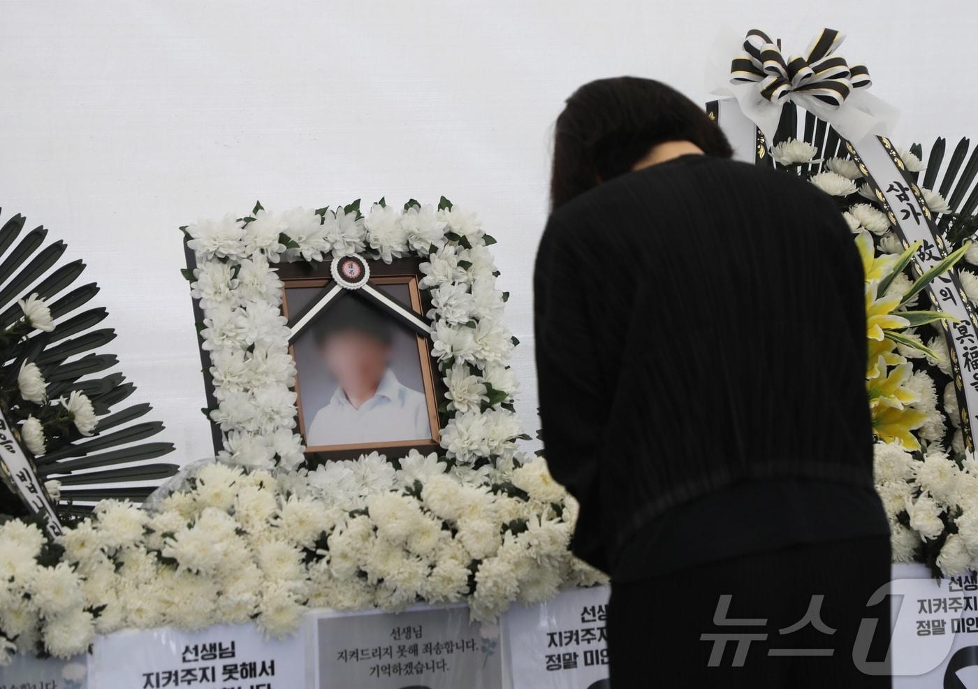 제주 모 중학교 교사 A 씨가 사망한지 사흘째인 24일 제주도교육청 앞마당에 마련된 합동 분향소에 조문객들의 발길이 이어지고 있다. 2025.5.24/뉴스1 ⓒ News1 홍수영 기자