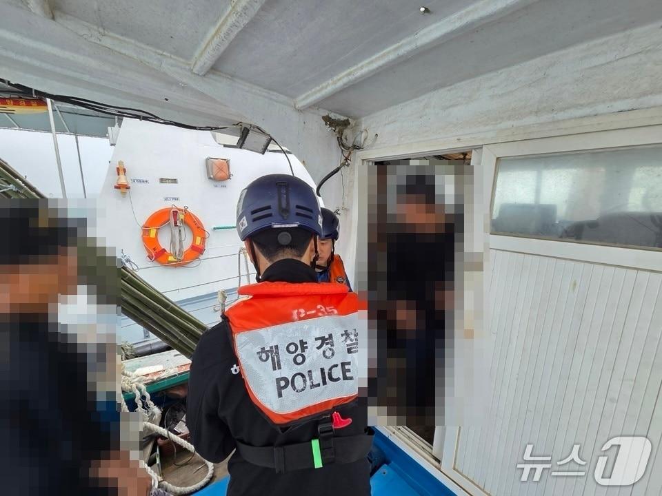 본문 이미지 - 전북 군산경찰서는 선박직원법(무면허 운항) 위반 혐의로 A 씨(40)를 체포했다고 24일 밝혔다.(군산해경 제공. 재판매 및 DB금지)2025.5.24/뉴스1