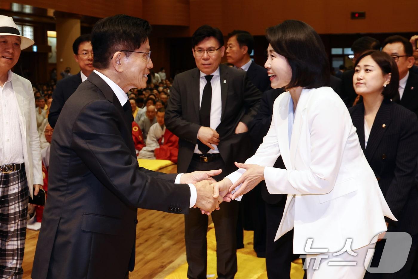 김문수 국민의힘 대통령 후보와 이재명 더불어민주당 대통령 후보 부인인 김혜경 여사가 24일 충북 단양군 구인사에서 열린 상월원각대조사 제51주기 열반대재에서 인사를 나누고 있다. 2025.5.24/뉴스1 ⓒ News1 김민지 기자