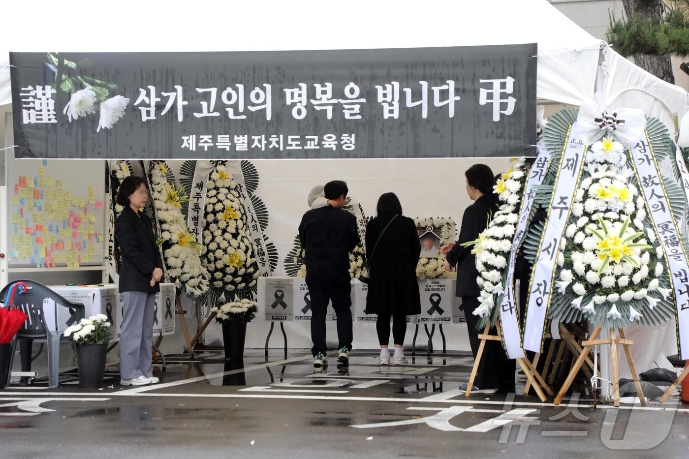 지난 5월 제주도교육청 앞마당에 마련된 제주 모 중학교 교사의 합동 분향소. 2025.5.24/뉴스1 ⓒ News1 홍수영 기자