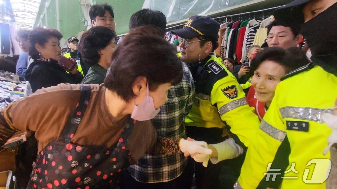 24일 김문수 국민의힘 대통령 후보 배우자 설난영 여사가 대구 중구 서문시장을 찾아 김 후보의 지원 유세를 하고 있다.2025.5.24/뉴스1 ⓒ News1 이성덕 기자