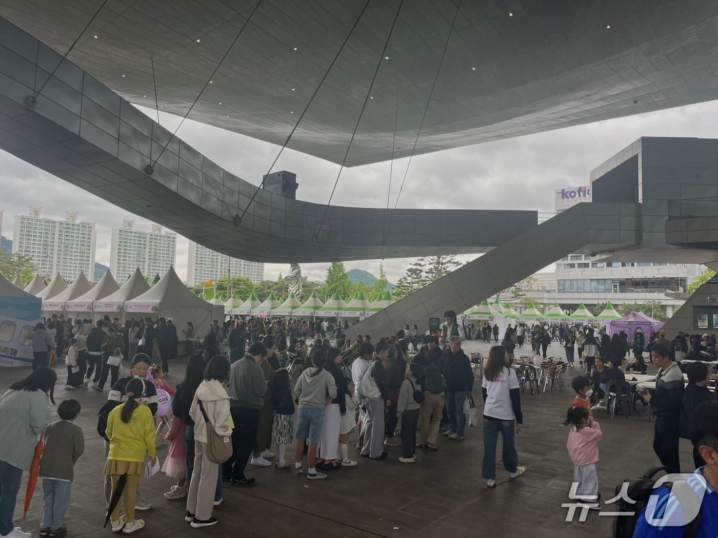 본문 이미지 - 제20회 부산세계시민축제가 열린 24일 부산 영화의전당에 많은 시민들이 있다.2025.5.24/뉴스1 ⓒ News1 장광일 기자