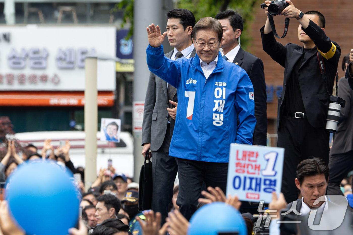 본문 이미지 - 이재명 더불어민주당 대통령 후보가 24일 오후 경기도 부천시 부천역 북부광장에서 열린 유세를 마치고 시민들을 향해 인사하고 있다. ⓒ News1 이재명 기자