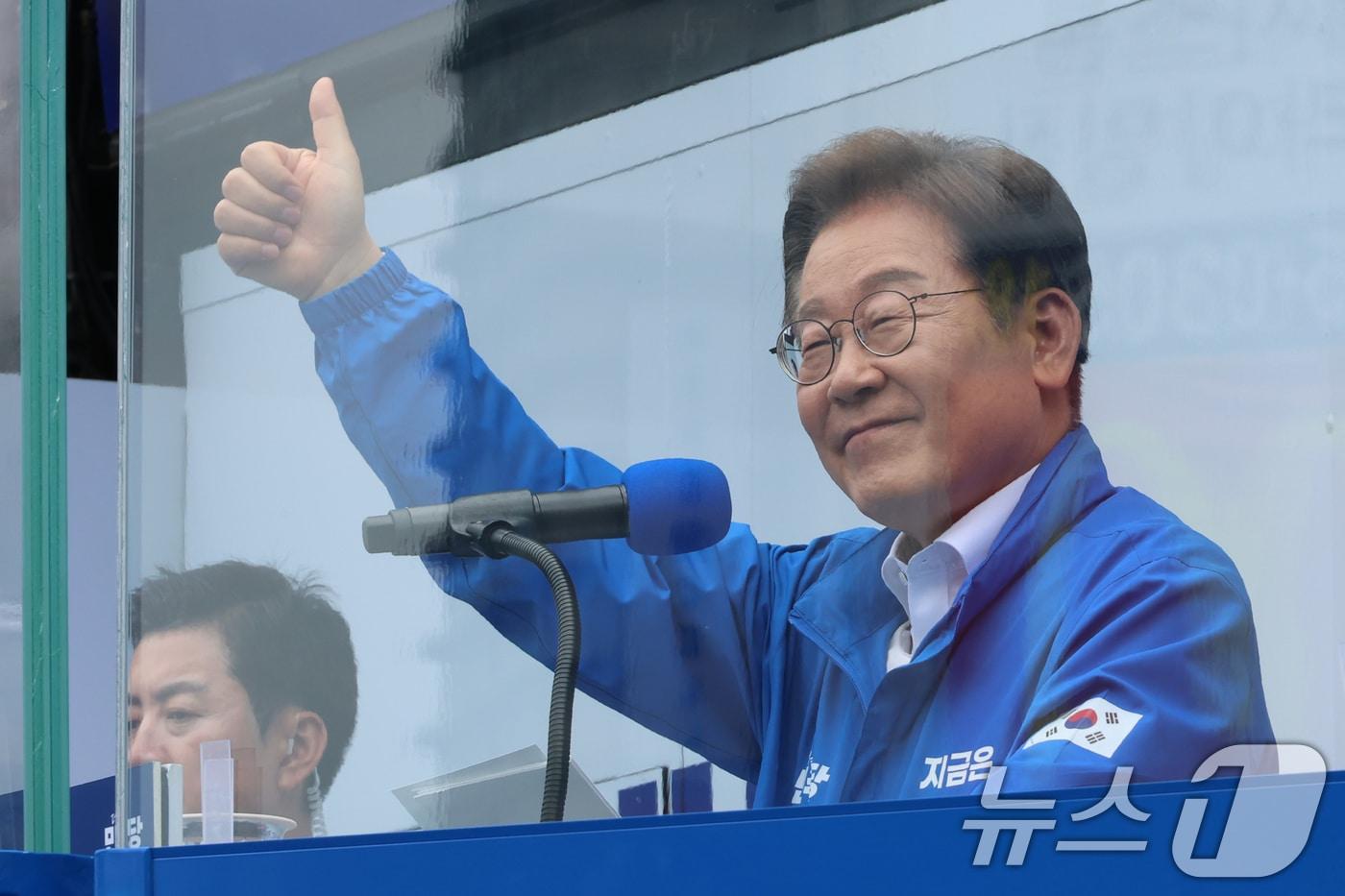 이재명 더불어민주당 대통령 후보가 24일 오후 경기도 부천시 부천역 북부광장에서 시민들에게 지지를 호소하고 있다. (공동취재) 2025.5.24/뉴스1 ⓒ News1 이재명 기자