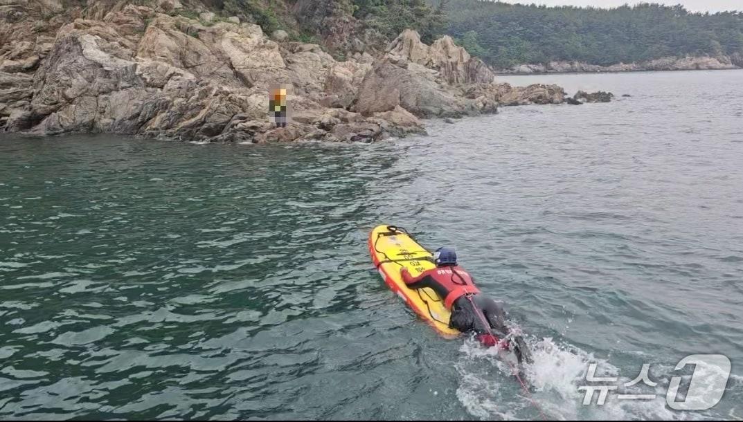 본문 이미지 - 태안 근흥면 부억도 갯바위 고립자 구조 현장. (태안해경 제공, 재판매 및 DB금지) / 뉴스1 