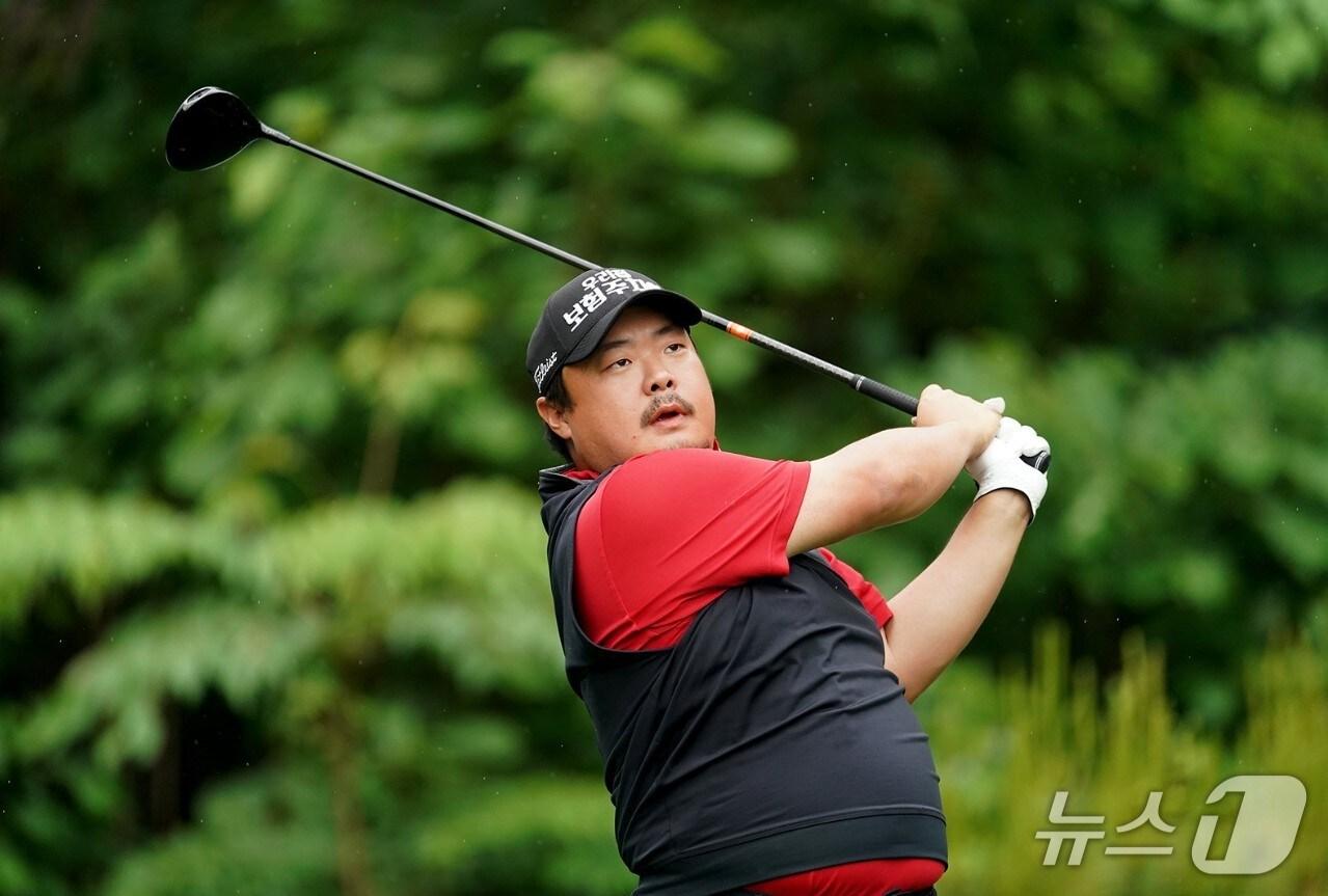 본문 이미지 - 유송규(29)가 24일 열린 한국오픈 3라운드에서 샷을 날리고 있다. (코오롱한국오픈조직위원회 제공)