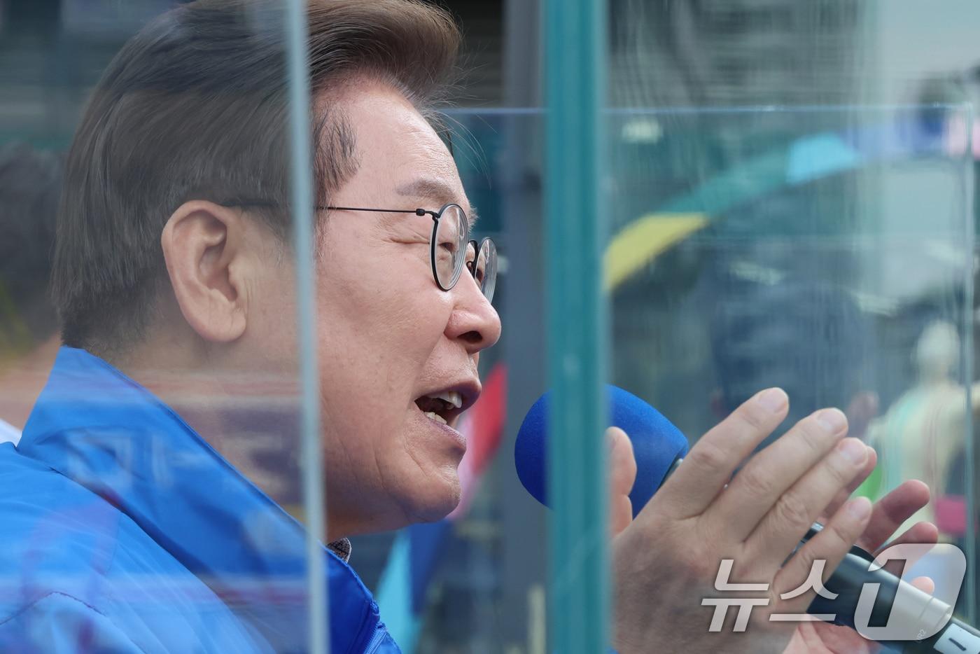 이재명 더불어민주당 대통령 후보가 24일 오후 경기도 시흥시 배곧아브뉴프랑센트럴광장에서 시민들에게 지지를 호소하고 있다. (공동취재) 2025.5.24/뉴스1 ⓒ News1 이재명 기자