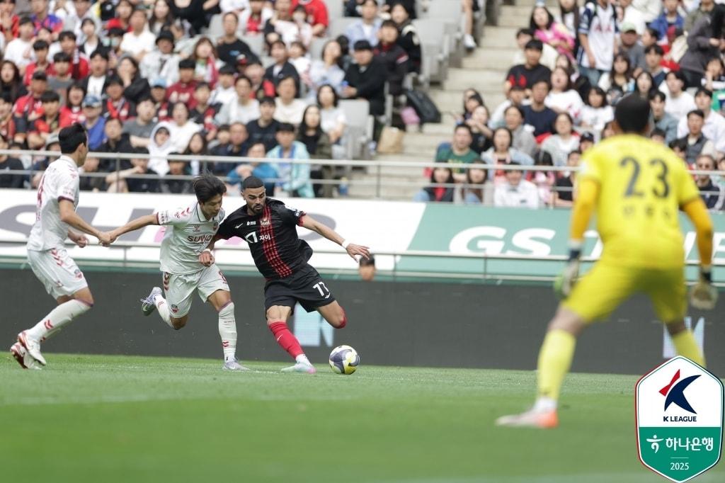 본문 이미지 - FC서울과 수원FC는 24일 서울월드컵경기장에서 열린 하나은행 K리그1 2025 15라운드 경기에서 1-1로 비겼다. (한국프로축구연맹 제공)