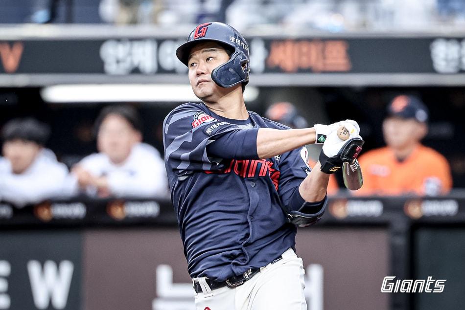 본문 이미지 - 롯데 자이언츠 내야수 손호영이 24일 열린 KBO리그 대전 한화 이글스전에서 5타수 5안타 2타점 2득점으로 활약, 팀의 8-6 역전승을 이끌었다. (롯데 자이언츠 제공)