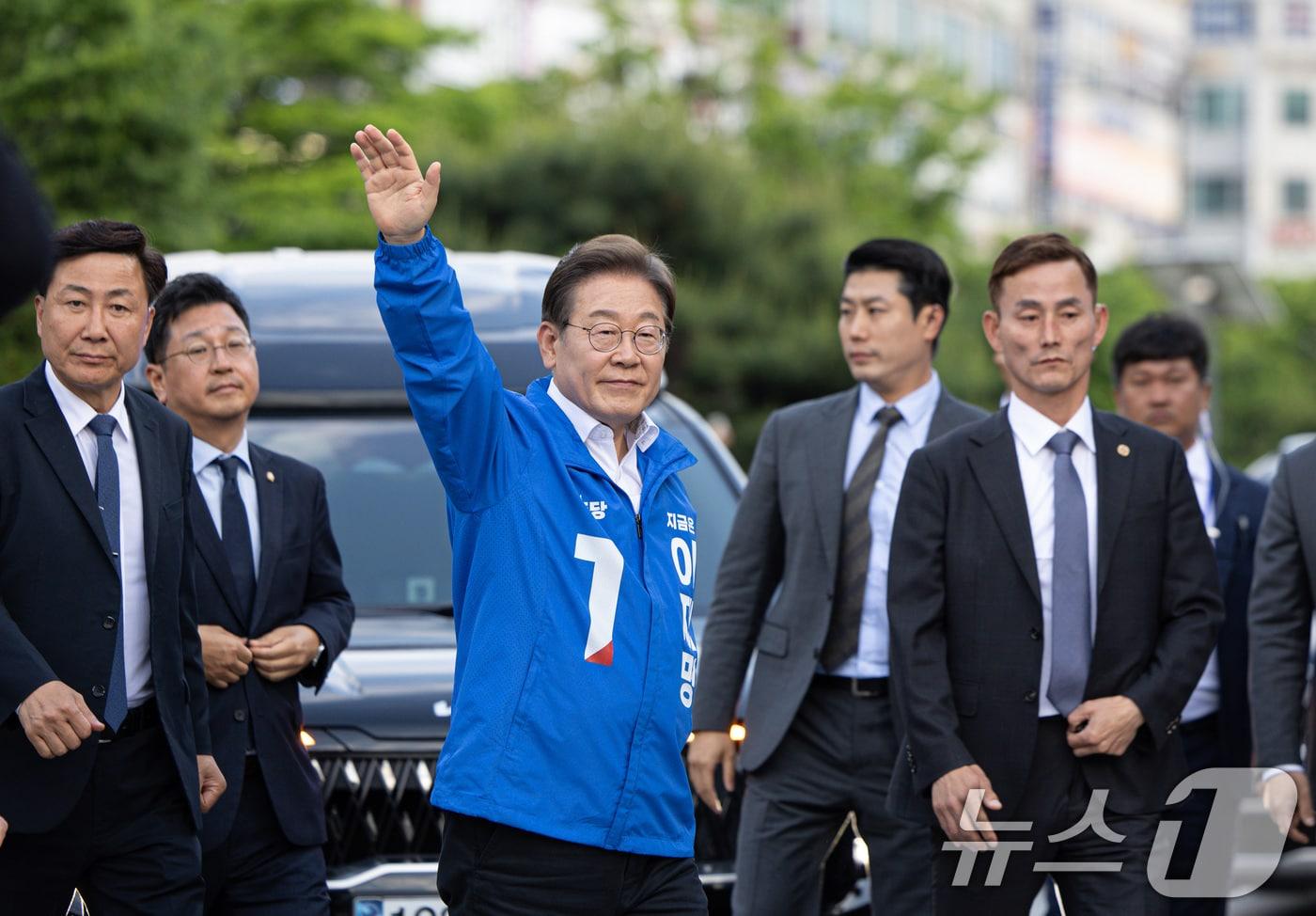 이재명 더불어민주당 대통령 후보가 24일 오후 경기도 안산시 단원구 안산문화광장에서 열린 유세에 도착하고 있다. 2025.5.24/뉴스1 ⓒ News1 이재명 기자