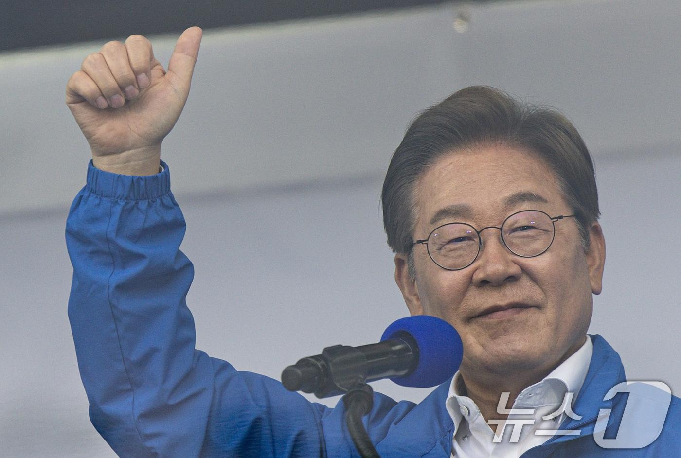 이재명 더불어민주당 대통령 후보가 24일 오후 경기도 안산시 단원구 안산문화광장에서 시민들에게 지지를 호소하고 있다. 2025.5.24/뉴스1 ⓒ News1 이재명 기자