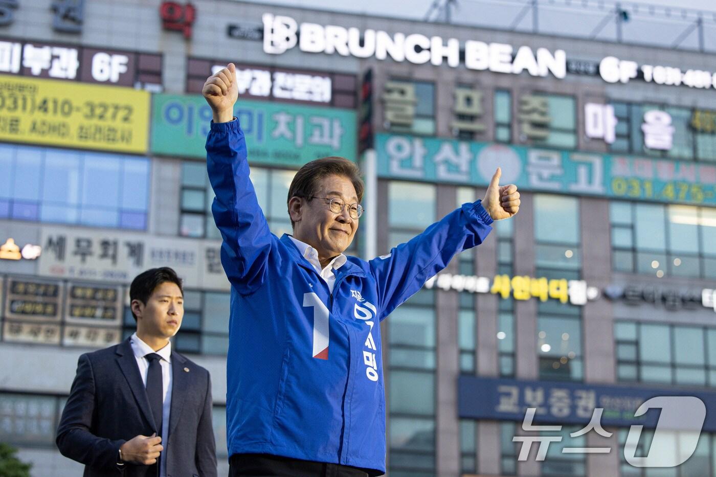 이재명 더불어민주당 대통령 후보가 24일 오후 경기도 안산시 단원구 안산문화광장에서 열린 유세를 마친 후 시민들에게 인사하고 있다. 2025.5.24/뉴스1 ⓒ News1 이재명 기자