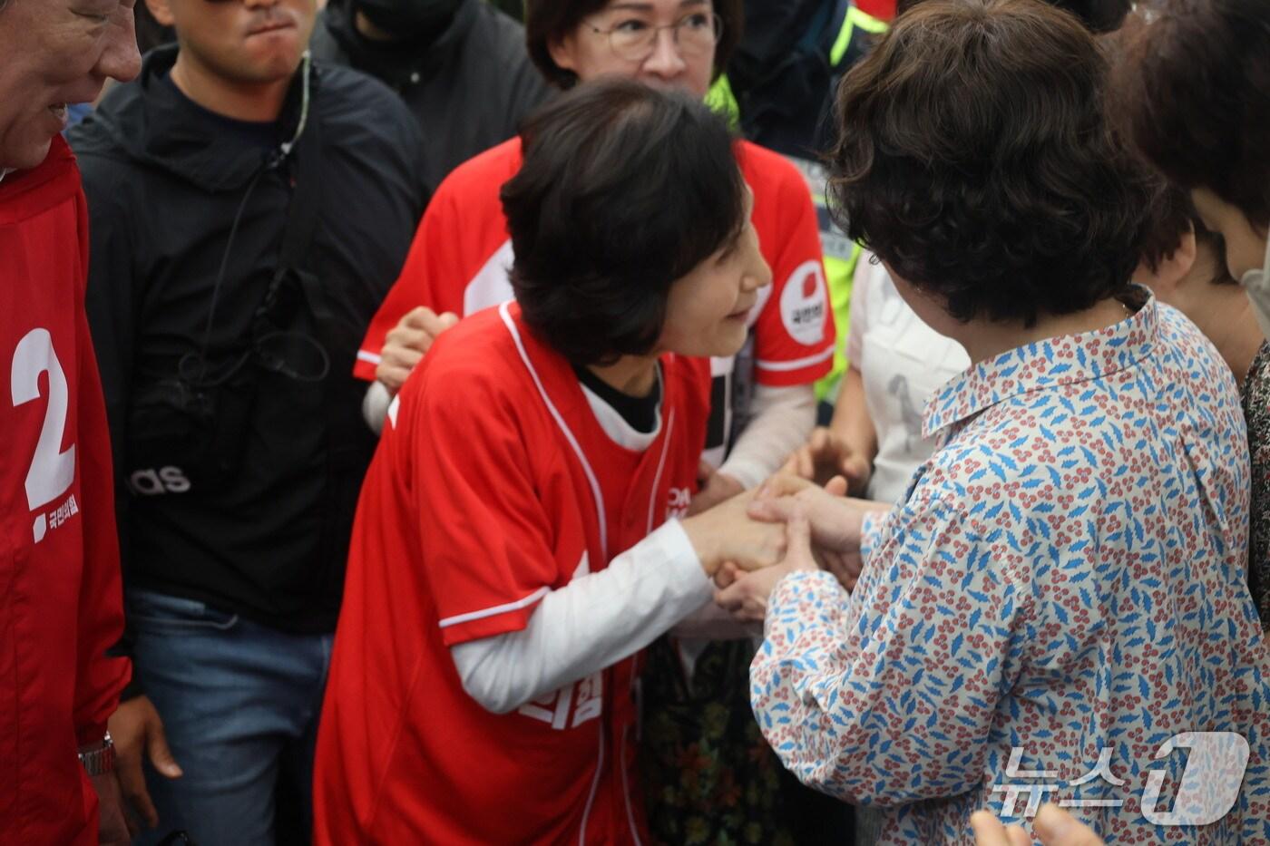 김문수 국민의힘 대통령 후보의 배우자 설난영 여사가 24일 대구 서문시장을 찾았다&#40;국민의힘 제공&#41;.